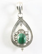 Opengewerkte zilveren hanger met malachiet afbeelding 1