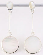 Lange ronde zilveren oorstekers met parelmoer afbeelding 1