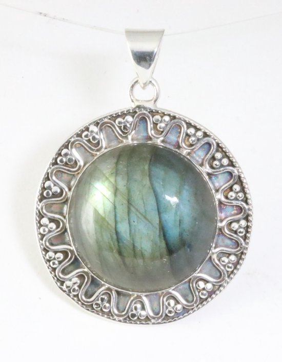 Ronde bewerkte zilveren hanger met labradoriet afbeelding 1