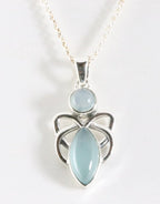 Fijne opengewerkte zilveren hanger met aqua chalcedoon aan ketting afbeelding 1