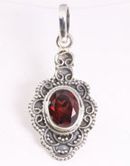 Bewerkte zilveren hanger met granaat afbeelding 1