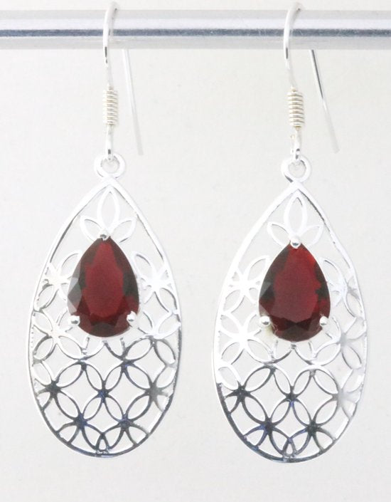 Opengewerkte zilveren oorbellen met granaat afbeelding 1