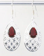 Opengewerkte zilveren oorbellen met granaat afbeelding 1