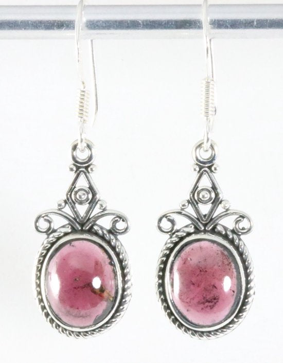 Bewerkte zilveren oorbellen met granaat afbeelding 1