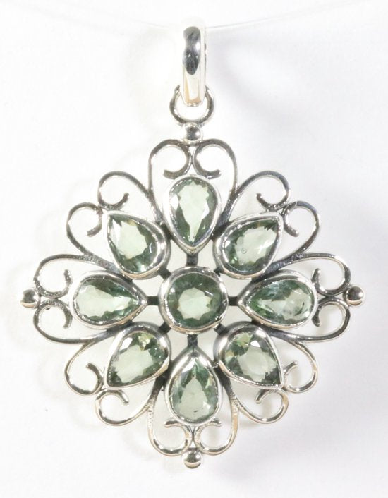 Opengewerkte zilveren hanger met groene amethist afbeelding 1