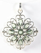 Opengewerkte zilveren hanger met groene amethist afbeelding 1