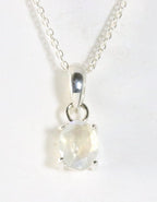 Fijne zilveren hanger met regenboog maansteen aan ketting afbeelding 1