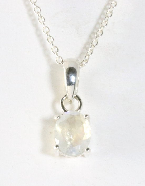 Fijne zilveren hanger met regenboog maansteen aan ketting afbeelding 1