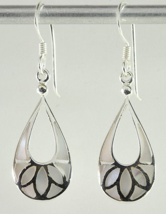 Opengewerkte druppelvormige zilveren oorbellen met parelmoer afbeelding 3