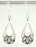 Opengewerkte druppelvormige zilveren oorbellen met parelmoer afbeelding 1