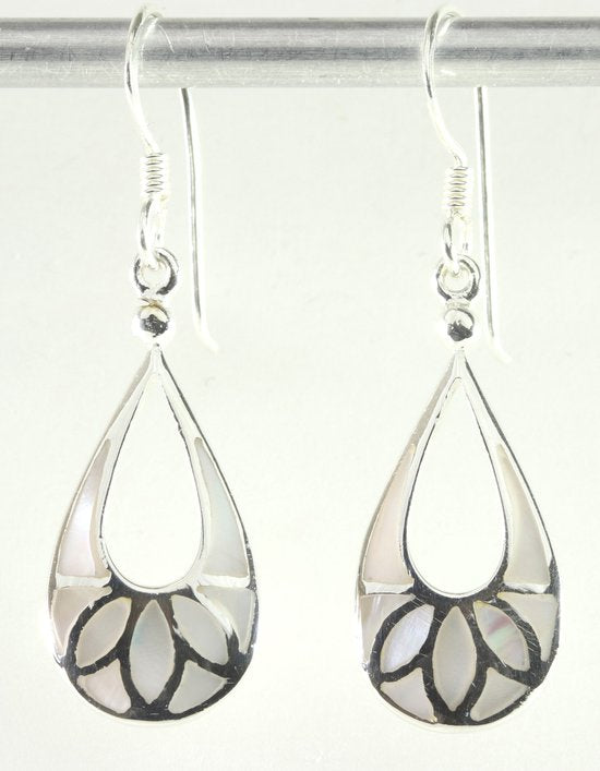 Opengewerkte druppelvormige zilveren oorbellen met parelmoer afbeelding 1