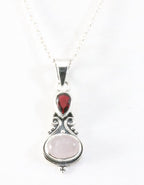 Fijne bewerkte zilveren hanger met rozenkwarts en granaat aan ketting afbeelding 1