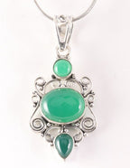Opengewerkte zilveren hanger met groene onyx aan ketting afbeelding 1