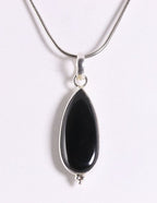 Lange druppelvormige zilveren hanger met onyx aan ketting afbeelding 1