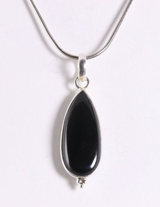 Lange druppelvormige zilveren hanger met onyx aan ketting afbeelding 1