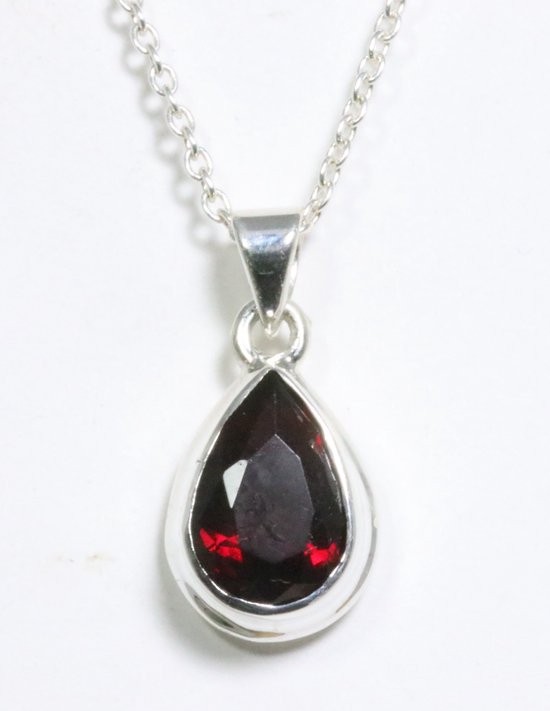 Druppelvormige zilveren hanger met granaat aan ketting afbeelding 1