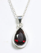 Druppelvormige zilveren hanger met granaat aan ketting afbeelding 1