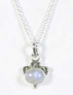 Fijne bewerkte zilveren hanger met regenboog maansteen aan ketting afbeelding 1