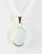 Fijne ovale zilveren hanger met welo opaal aan ketting afbeelding 1