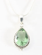 Bewerkte druppelvormige zilveren hanger met groene amethist aan ketting afbeelding 1