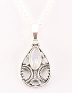 Fijne opengewerkte zilveren hanger met regenboog maansteen aan ketting afbeelding 1