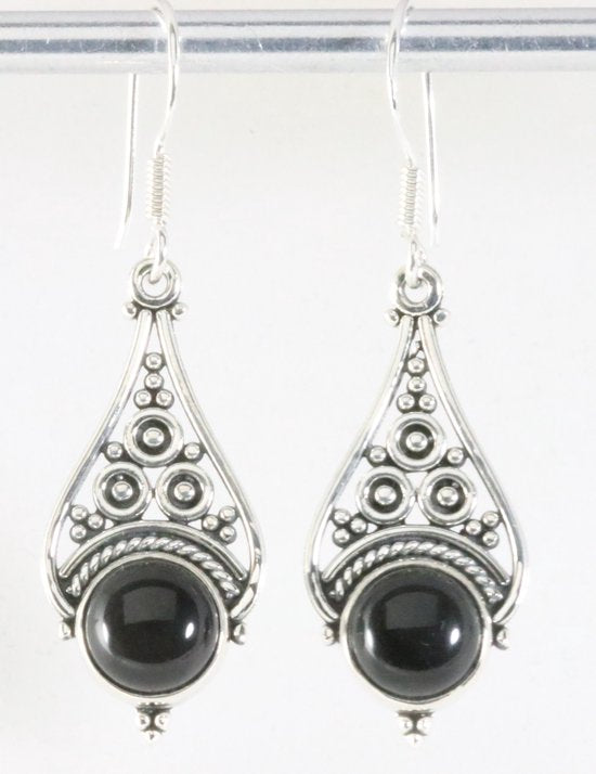 Opengewerkte zilveren oorbellen met onyx afbeelding 1