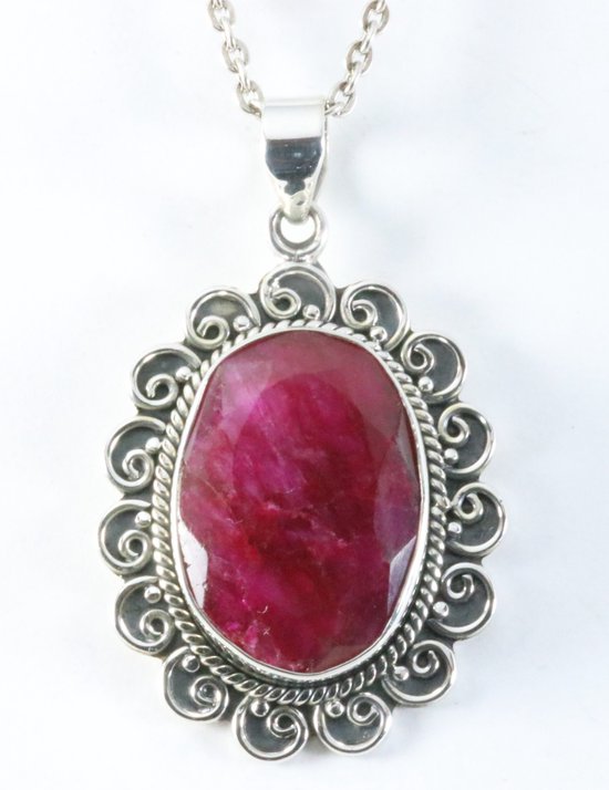 Grote bewerkte zilveren hanger met robijn aan ketting afbeelding 1