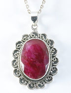 Grote bewerkte zilveren hanger met robijn aan ketting afbeelding 1