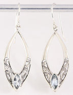 Opengewerkte zilveren oorbellen met blauwe topaas afbeelding 1