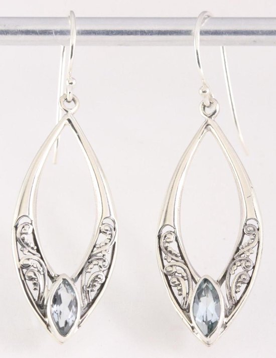 Opengewerkte zilveren oorbellen met blauwe topaas afbeelding 1