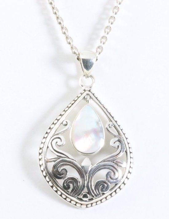 Traditionele bewerkte zilveren hanger met parelmoer aan ketting afbeelding 1