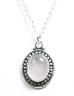 Fijne bewerkte ovale zilveren hanger met rozenkwarts aan ketting afbeelding 1