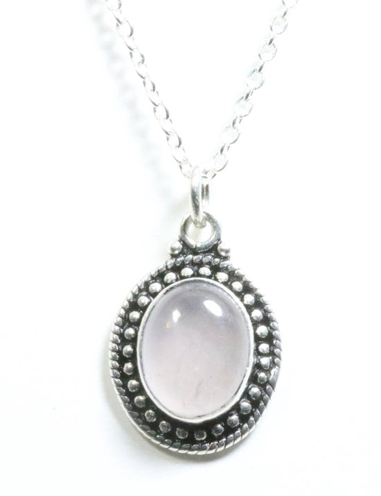 Fijne bewerkte ovale zilveren hanger met rozenkwarts aan ketting afbeelding 1