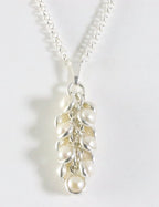 Trosvormige zilveren hanger met fijne parels aan jasseron ketting afbeelding 1