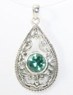 Opengewerkte zilveren hanger met groene toermalijn afbeelding 1