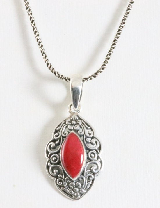 Traditionele bewerkte zilveren hanger met rode koraal steen aan ketting afbeelding 1