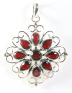 Opengewerkte zilveren hanger met granaat afbeelding 1