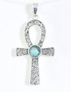 Bewerkte zilveren ankh hanger met blauwe topaas afbeelding 1