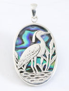 Ovale zilveren hanger met kraanvogel op abalone schelp afbeelding 1