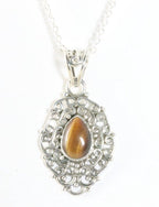 Fijne opengewerkte zilveren hanger met tijgeroog aan ketting afbeelding 1