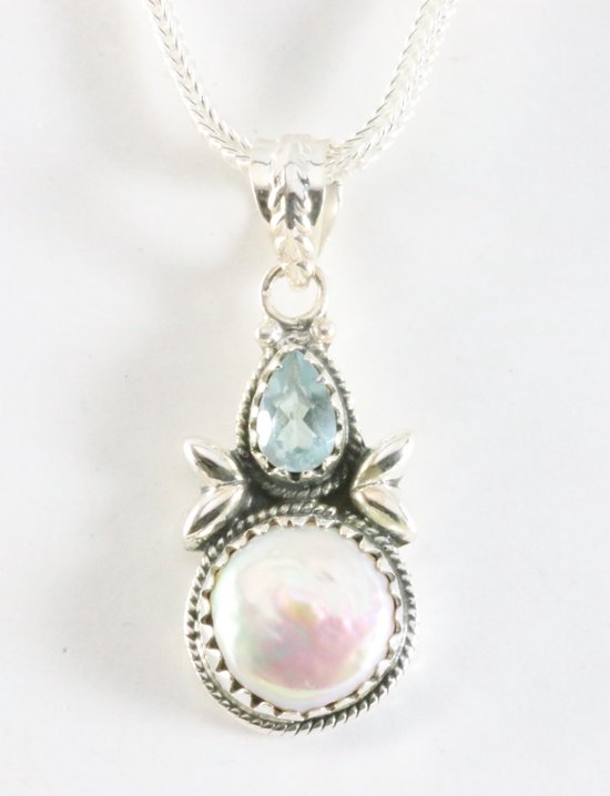 Bewerkte zilveren hanger met wilde parel en blauwe topaas aan ketting afbeelding 1