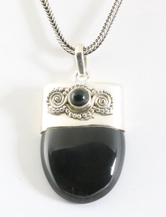 Bewerkte zilveren hanger met onyx aan vossenstaart ketting afbeelding 1
