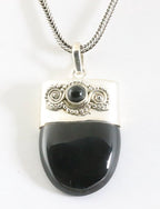 Bewerkte zilveren hanger met onyx aan vossenstaart ketting afbeelding 1