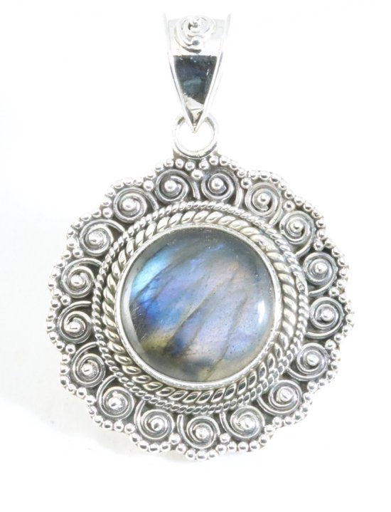 Ronde bewerkte zilveren hanger met labradoriet afbeelding 1