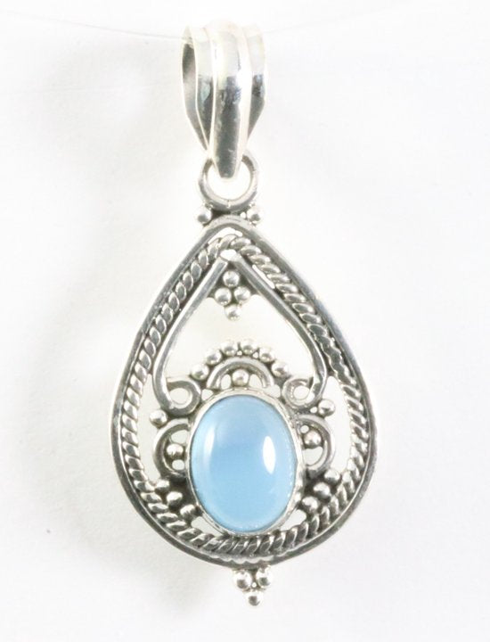 Opengewerkte zilveren hanger met blauwe chalcedoon afbeelding 1