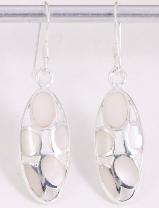 Lange opengewerkte zilveren oorbellen met parelmoer afbeelding 1