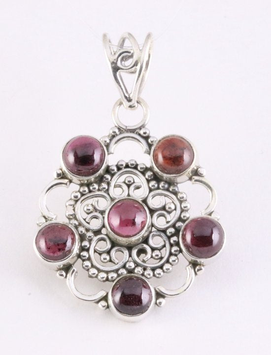 Opengewerkte zilveren hanger met granaat afbeelding 1