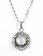 Fijne bewerkte zilveren hanger met regenboog maansteen aan ketting afbeelding 1