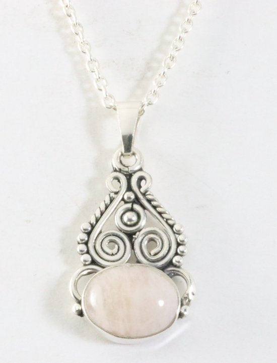 Opengewerkte zilveren hanger met roze aragoniet aan ketting afbeelding 1