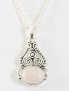 Opengewerkte zilveren hanger met roze aragoniet aan ketting afbeelding 1